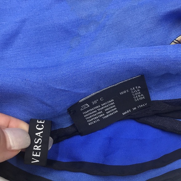 Authentic🔥 VERSACE SHAWL - Picture 3 of 7